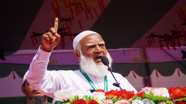 ভোটকেন্দ্রে মোবাইল নিষিদ্ধ ইসির, কড়া হুঁশিয়ারি জামায়াত আমিরের