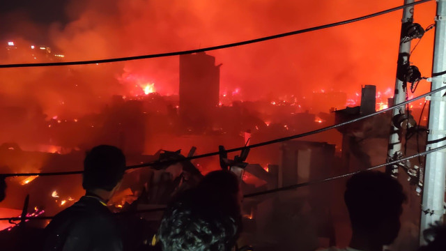 রাজধানীর কড়াইল বস্তিতে লাগা আগুন বেশ বড় আকারে রূপ নিয়েছে। ক্রমশ চারপাশে ছড়িয়ে পড়ছে এটি। পানির অভাবে...