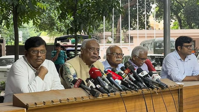 ১৪ টি রাজনৈতিক দলের বৈঠক শেষে বেরিয়ে সাংবাদিকদের সাথে বলেন মোস্তফা জামাল হায়দার