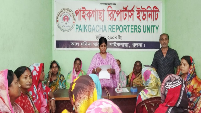 পাইকগাছায় চাঁদা না দেয়ায় সাবেক প্যানেল মেয়রকে পিটুনি ও বাড়ি লুট
