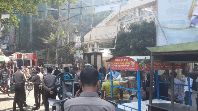 শিক্ষার্থীদের আন্দোলনের ঘোষণায় তেজগাঁও কলেজের সামনে পুলিশ মোতায়েন