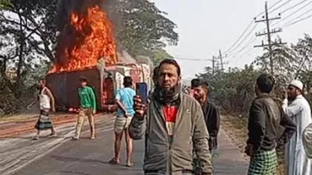 নিয়ন্ত্রণ হারিয়ে চলন্ত বাসে আগুন, নিহত ৪