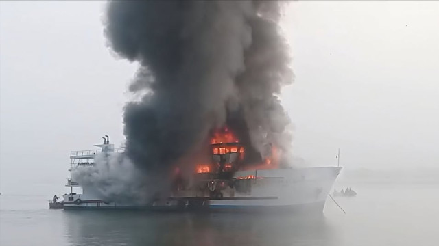 সেন্টমার্টিনগামী পর্যটক জাহাজে আগুন