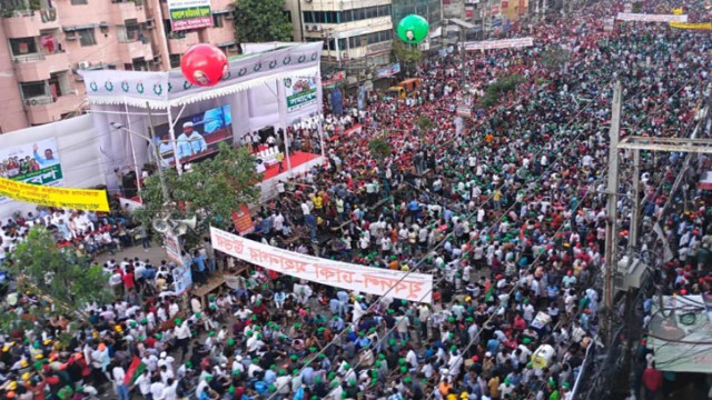 নয়া পল্টনে বিএনপির কেন্দ্রীয় কার্যালয়ের বিপরীত দিকে চলছে তারুণ্যের সমাবেশ