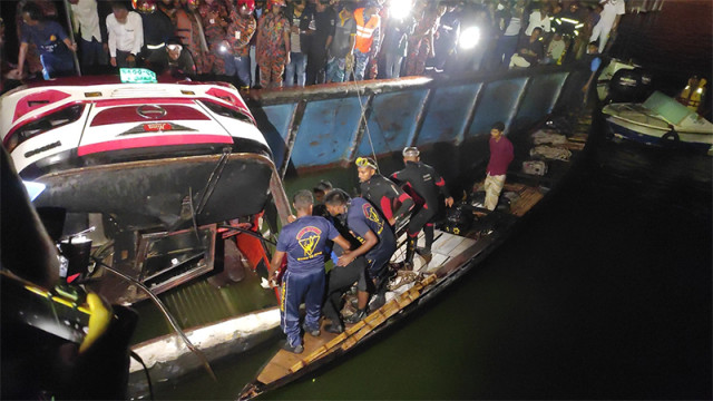 পদ্মায় বাসডুবি: ১৬ জনের মরদেহ উদ্ধার, ১০ জনের পরিচয় শনাক্ত