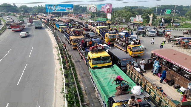 ঢাকা-টাঙ্গাইল মহাসড়কে দীর্ঘ যানজট