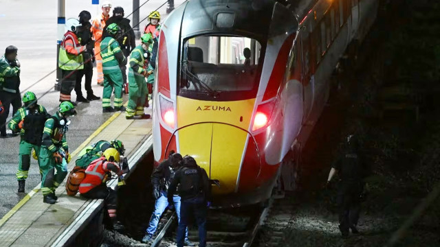 যুক্তরাজ্যে ট্রেনে ছুরি হামলা : গুরুতর আহত ৯, গ্রেপ্তার ২