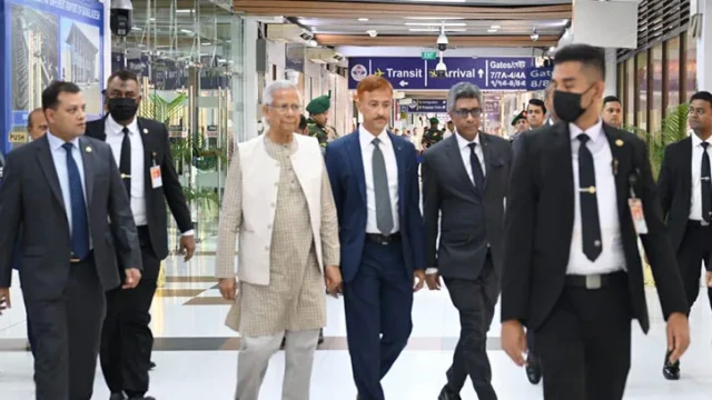 তিন দিনের রাষ্ট্রীয় সফরে মালয়েশিয়ায় পৌঁছেছেন প্রধান উপদেষ্টা
