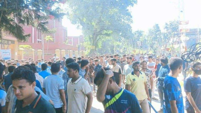 হল ছাড়ার নির্দেশনা প্রত্যাখ্যান করে বাকৃবি শিক্ষার্থীদের বিক্ষোভ