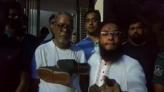 সাবেক সিইসি নুরুল হুদাকে জুতার মালা পরিয়ে পুলিশে দিয়েছে জনতা