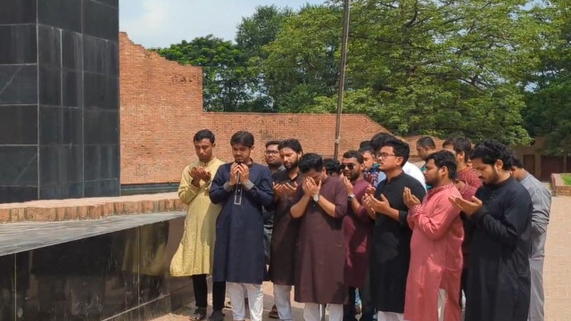 জুলাই শহীদদের কবর জেয়ারতের মাধ্যমে শুরু হলো ডাকসুর নব নির্বাচিত কমিটির পদযাত্রা