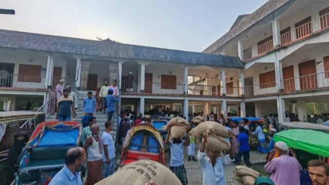 বাউফলে জেলেদের চাল আত্মসাৎ, সংবাদ প্রকাশ না করার অনুরোধ বিএনপিপন্থী প্যানেল চেয়ারম্যানের